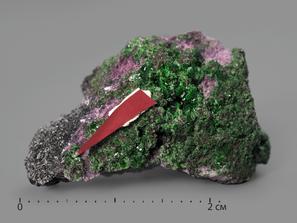 Гвианаит, Уваровит, Хромит. Гвианаит с уваровитом и хромитом в пластиковом боксе, 2,5-4 см