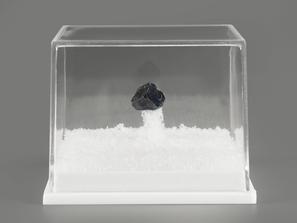 Болеит. Болеит, кристалл в пластиковом боксе, 5х5 мм