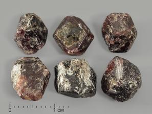 Гранат (альмандин), кристалл 0,5-1 см