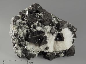 Магнетит, сросток кристаллов 5,5х4,8х4 см