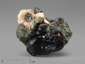 Шпинель чёрная кристаллы с кальцитом и диопсидом, 3,8х3,7х2,6 см