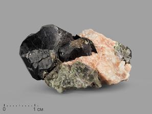 Шпинель чёрная кристалл с кальцитом и диопсидом, 4,4х3,3х1,8 см