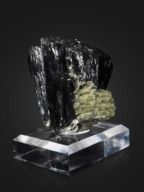 Ильваит, сросток кристаллов 12х8,3 см