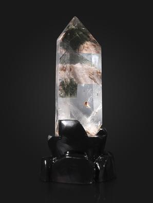Горный хрусталь, Кварц. Горный хрусталь с фантомом, приполированный кристалл на деревянной подставке 30,5х13,5х12 см