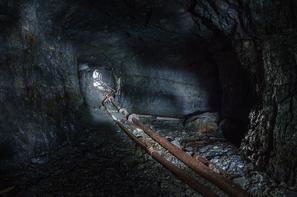 Внутри молибденитового рудника. Штольня №3 молибденитового рудника.