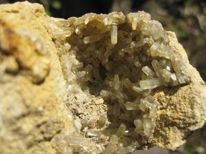 Кальцит. Прозрачные столбчатые кристаллы кальцита в известняках Турынинского карьера