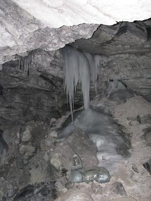 В Кунгурской ледяной пещерой