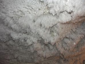 Лёд. Кристаллы льда на стенах Кунгурской ледяной пещеры.