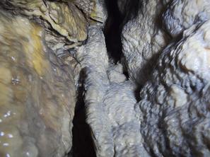 Заячья щель. Естественная обнатеченная трещина в Гурьевских каменоломнях («Заячья щель»)